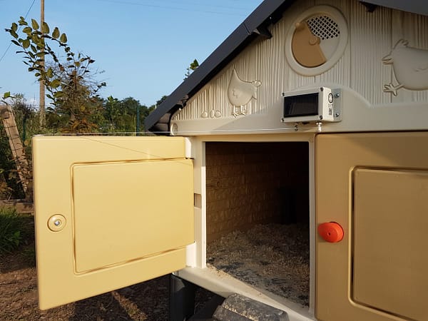Porte Chicken groom automatique et solaire sur un poulailler anti poux rouges Smoby