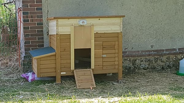 Nice little wooden chicken coop with an automatic guillotine door and a remote solar cell.