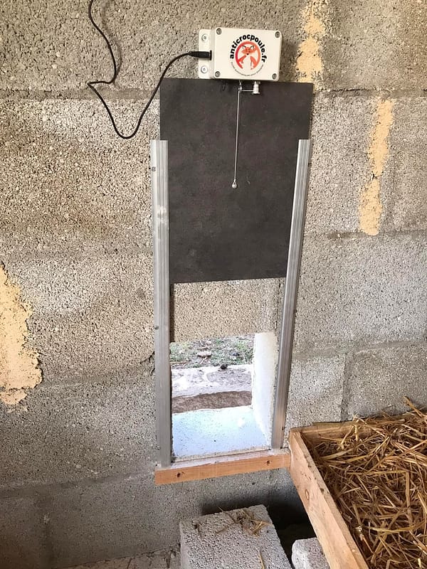 Automatic and solar henhouse door la terceira mounted inside a concrete henhouse with deported solar cell.