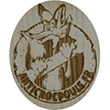 Logo anticrocpoule.fr gravé au laser sur les porte poulailler automatique solaire en bois