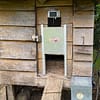 Porte automatique pour poulailler sur un poulailler en bois avec une porte maison