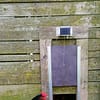 Porte automatique pour poulailler solaire la terceira sur un vieux poulailler en bois fait maison.