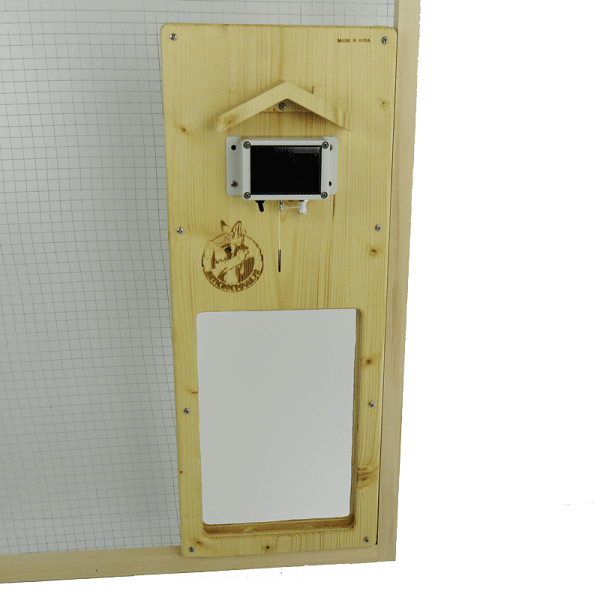 Porte automatique solaire en bois fixée sur du grillage